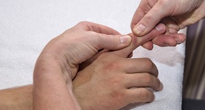 manuáis korrekció az ujj kisízületen